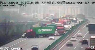 Невезучий Evergreen: грузовик компании, чье судно перекрыло Суэцкий канал, заблокировал шоссе в Китае