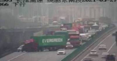 В Китае грузовик компании застрявшего в Суэцком канале судна перекрыл дорогу