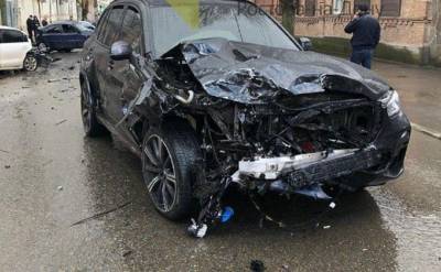 Массовую аварию устроил 18-летний водитель BMW X5 в Ростове