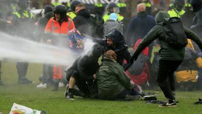 Полиция Амстердама применила водометы против протестующих