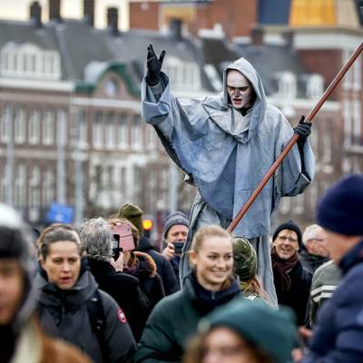 В Амстердаме около тысячи человек вышли на новую демонстрацию