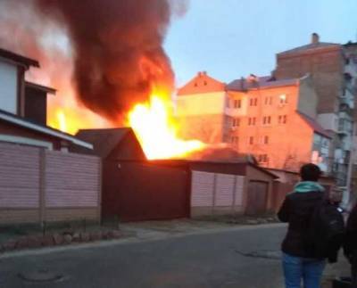 На Киевщине мощный пожар охватил частный дом