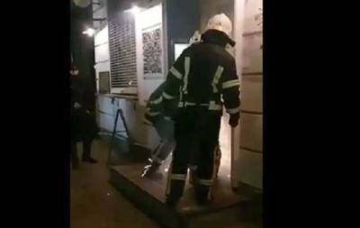 В Одессе шесть экипажей полиции вырезали болгаркой дверь в кафе, где проходила локдаун-вечеринка