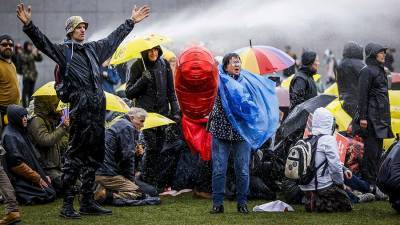 В Амстердаме полиция применила против демонстрантов водометы