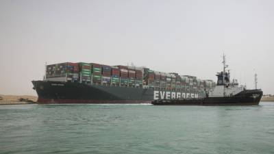 Застрявший в Суэцком канале контейнеровоз скажется на ценах на нефть — эксперт