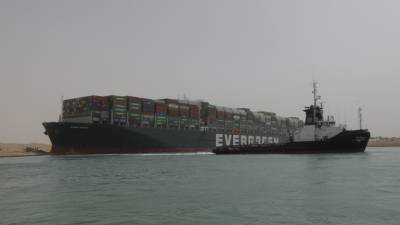 Управление Суэцкого канала заявило о готовности снять судно с мели без разгрузки