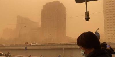 Вторая в марте песчаная буря накрыла столицу Китая Пекин - видео - ТЕЛЕГРАФ