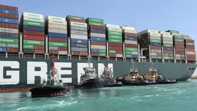 Bloomberg сообщил о начале разгрузки контейнеровоза в Суэце 30 марта