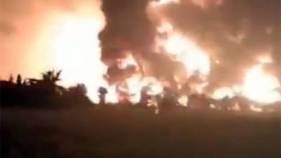 Четыре человека ранены при взрыве нефтезавода в Индонезии