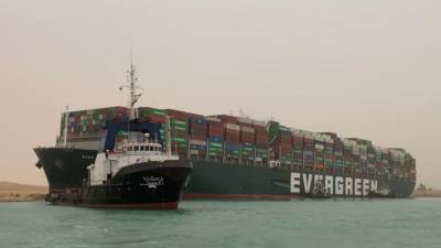 Управление Суэцкого канала рассказало о планах снять судно с мели без разгрузки
