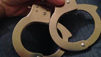 В США полицейский надел наручники на сбежавшего из школы пятилетнего мальчика
