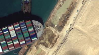 Возобновления судоходства в Суэцком канале ждут уже почти 400 судов