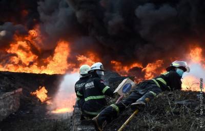Двадцать человек пострадали в результате пожара на НПЗ в Индонезии