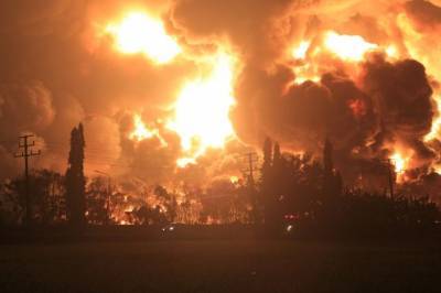Не менее 20 человек пострадали при пожаре на НПЗ в Индонезии