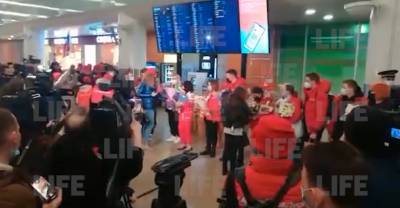 С флагами и цветами: российских фигуристов после возвращения с ЧМ триумфально встретили в аэропорту — видео