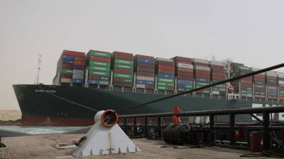 Администрация Суэцкого канала планирует снять судно с мели без разгрузки
