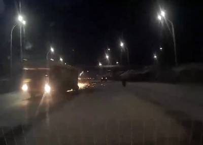В Кемерове у автобуса на ходу отлетело колесо, момент ДТП попал на видео
