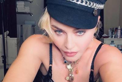 Мадонна порадовала фанатов откровенными снимками в кружевном белье