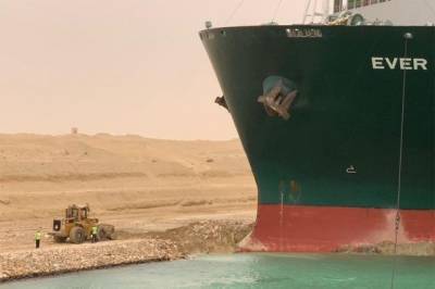 Снятию с мели судна на Суэцком канале может помешать кусок скалы – СМИ