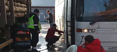На трассе в Карелии водитель лесовоза выручил из беды пассажиров автобуса