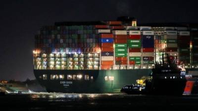 Перекрывший Суэцкий канал контейнеровоз снят с мели
