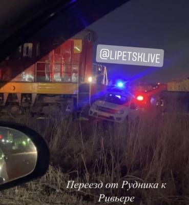 В Липецке легковушка столкнулась с локомотивом