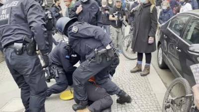 В Берлине задержаны десятки участников антиковидного митинга