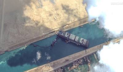 Заблокировавшее Суэцкий канал судно сняли с мели