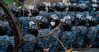 В Ереване силовики доставили в полицию родственников Ишхана Сагателяна – видео