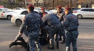 Оппозиционер сообщил о задержании родственников после митинга в Ереване