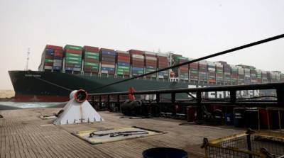 Во вторник планируют начать разгружать контейнеровоз в Суэцком канале