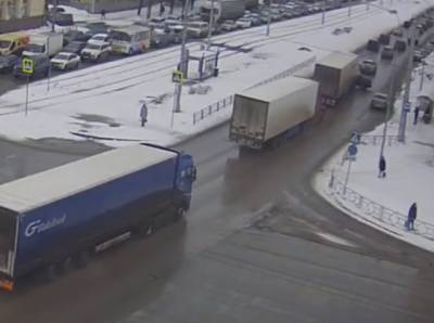 Момент ДТП с фурой в Кемерове попал на видео