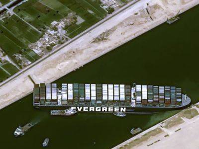 Заблокировавший Суэцкий канал контейнеровоз сняли с мели, но не развернули