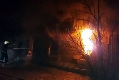 На Днепропетровщине загорелся дом: в пожаре погибли 3 человека