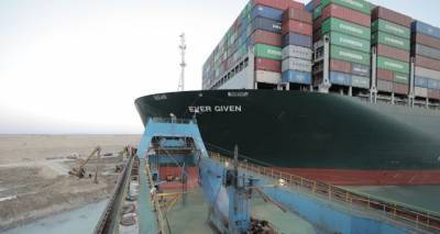 Движение разблокировано: контейнеровоз снят с мели в Суэцком канале