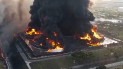 Пожар на нефтеперерабатывающем заводе в Индонезии — видео