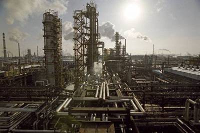 Нефть дешевеет на новостях о ситуации в Суэцком канале