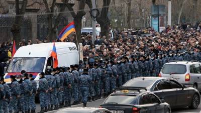 В Армении оппозиция требует полностью лишить власти Пашиняна