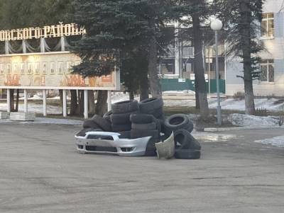 В Конаково Тверской области водители выразили протест против плохих дорог инсталляцией