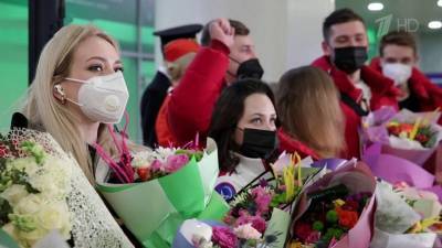 В аэропорту Шереметьево болельщики встретили российских фигуристов исполнением национального гимна