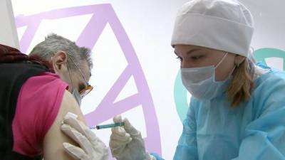 В российских регионах открывают дополнительные прививочные пункты