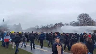Полиция Амстердама применила водометы против демонстрантов - piter.tv - Голландия - Амстердам