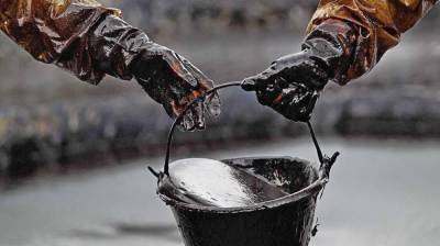 Цена на нефть падает на фоне проблем в Суэцком канале