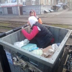 В Запорожье женщина залезла в мусорный контейнер и не давала грузчикам вывезти отходы. Фото