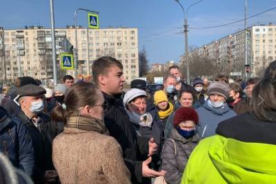Жители Купчино протестуют против строительства многоэтажки вместо сквера - spb.mk.ru - Санкт-Петербург - Купчино