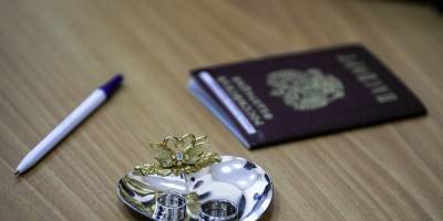 Срок действия паспортов при достижении гражданами возраста продлят
