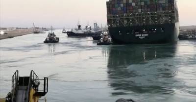 В Суэцком канале ждут прилива: спасатели стащат с мели нос Ever Given