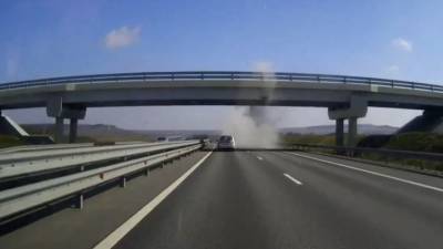 Момент столкновения экскаватора с мостом в Крыму попал на видео