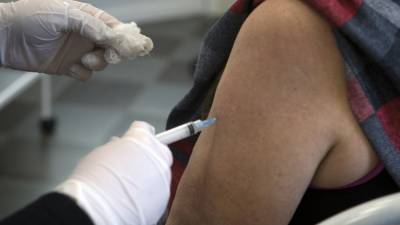 Директор центра Гамалеи заявил о бесполезности вакцины от коронавируса для алкоголиков