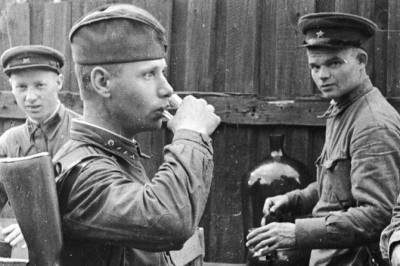 «Наркомовские 100 грамм»: в каких случаях красноармейцам давали алкоголь